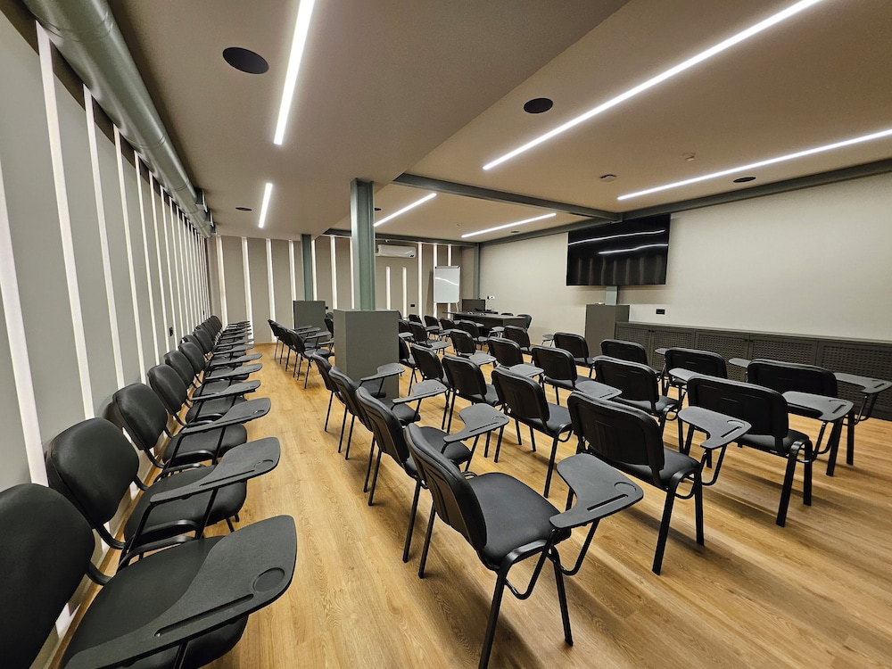 Petousis Hotel & Suites — Hotel building in Gazi