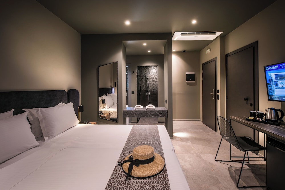 Petousis Hotel & Suites — Hotel rooms in Gazi