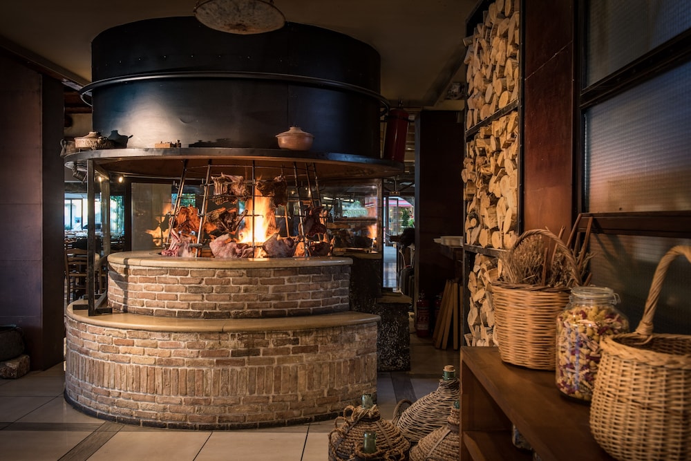 Petousis Hotel & Suites — Restaurant & bars in Gazi