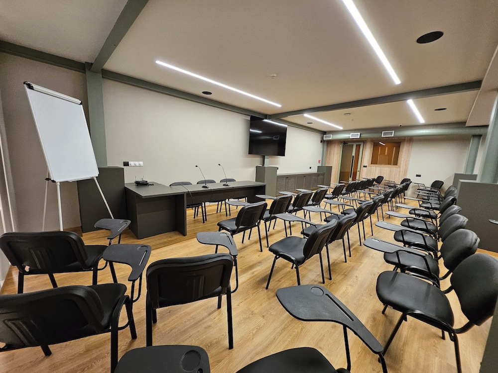 Petousis Hotel & Suites — Hotel building in Gazi