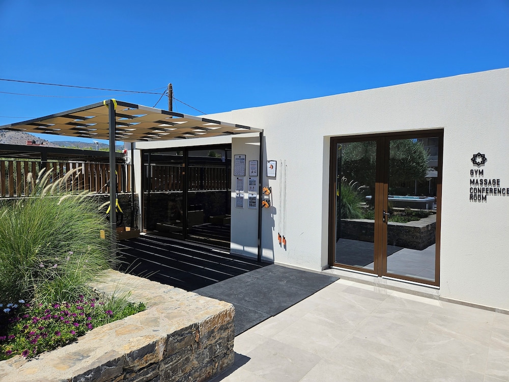 Petousis Hotel & Suites — Hotel building in Gazi