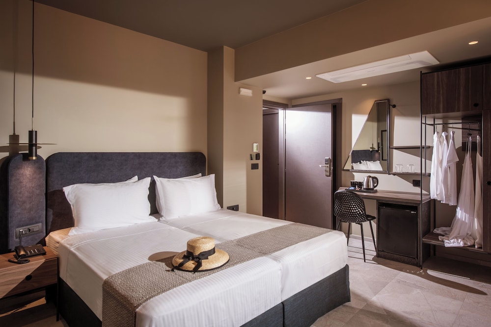 Petousis Hotel & Suites — Hotel rooms in Gazi