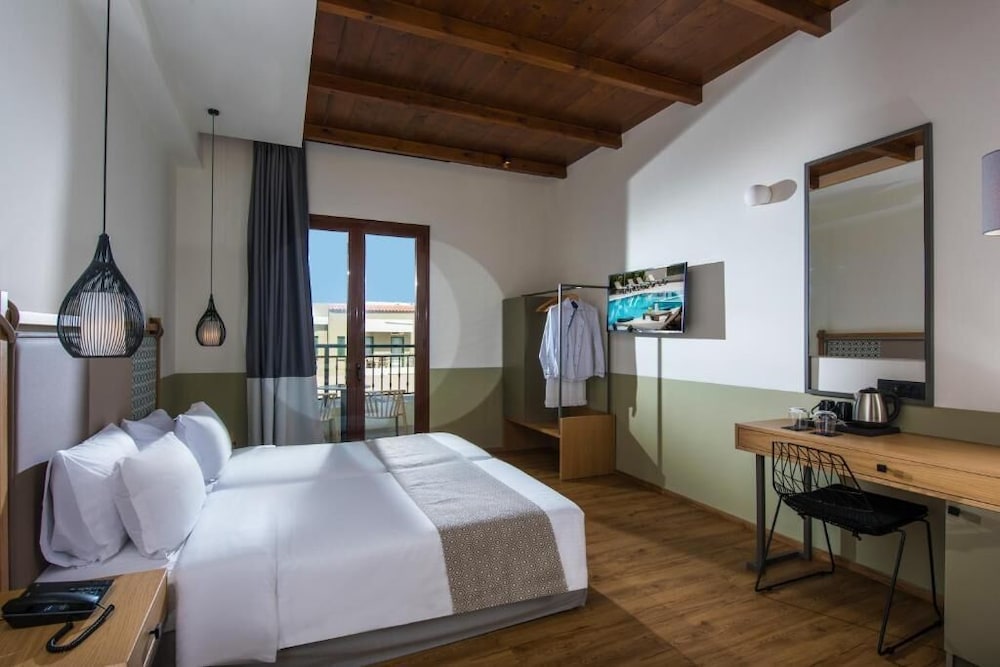 Petousis Hotel & Suites — Hotel rooms in Gazi