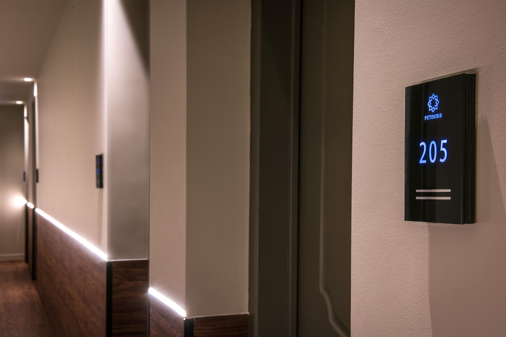 Petousis Hotel & Suites — Hotel building in Gazi