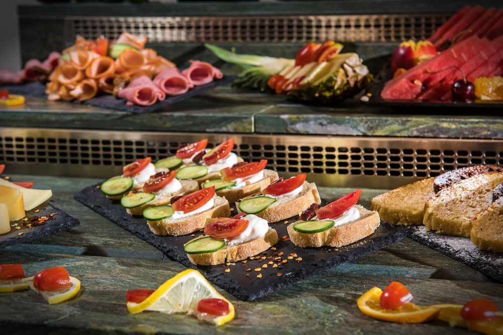 Petousis Hotel & Suites — Restaurant & bars in Gazi
