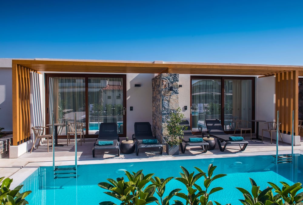 Petousis Hotel & Suites — Swimming pool in Gazi