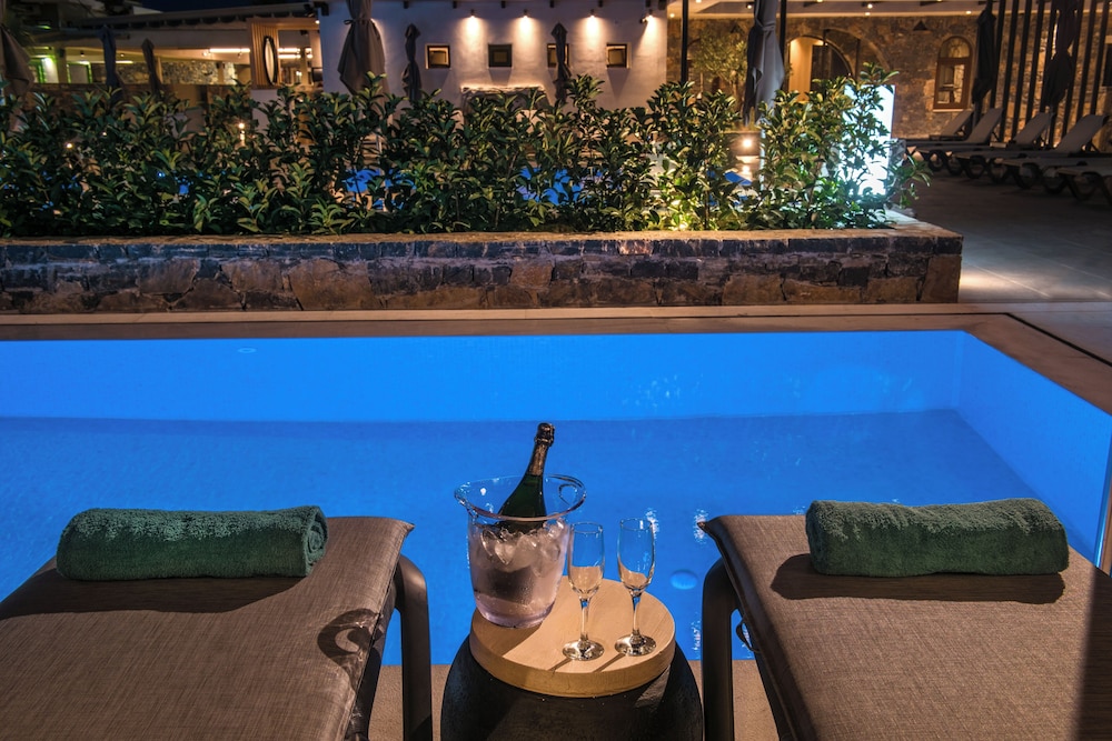 Petousis Hotel & Suites — Swimming pool in Gazi