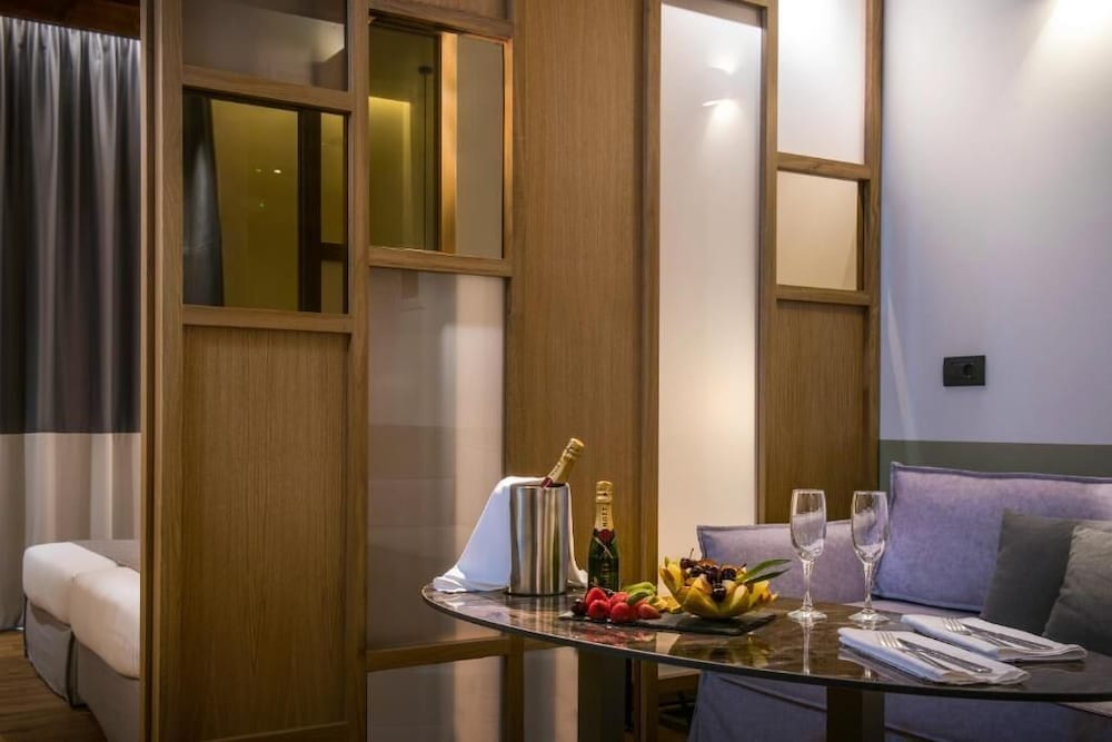 Petousis Hotel & Suites — Hotel rooms in Gazi