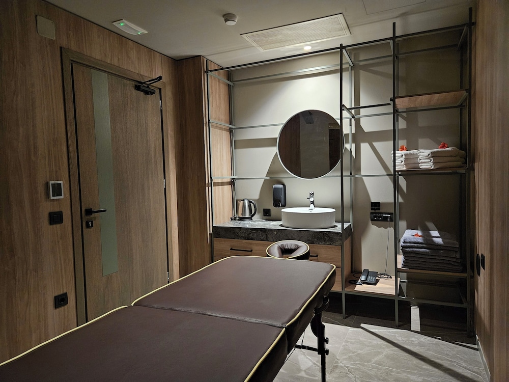 Petousis Hotel & Suites — Hotel rooms in Gazi