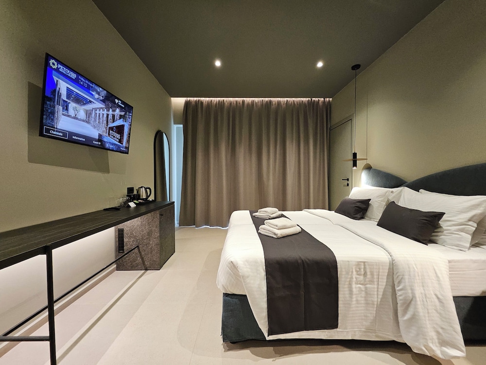 Petousis Hotel & Suites — Hotel rooms in Gazi