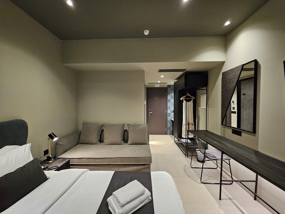 Petousis Hotel & Suites — Hotel rooms in Gazi