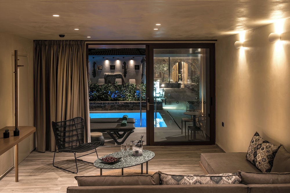 Petousis Hotel & Suites — Hotel rooms in Gazi
