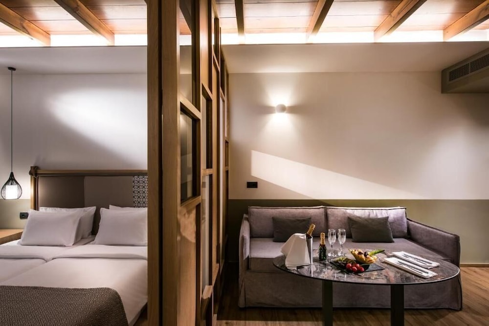 Petousis Hotel & Suites — Hotel rooms in Gazi