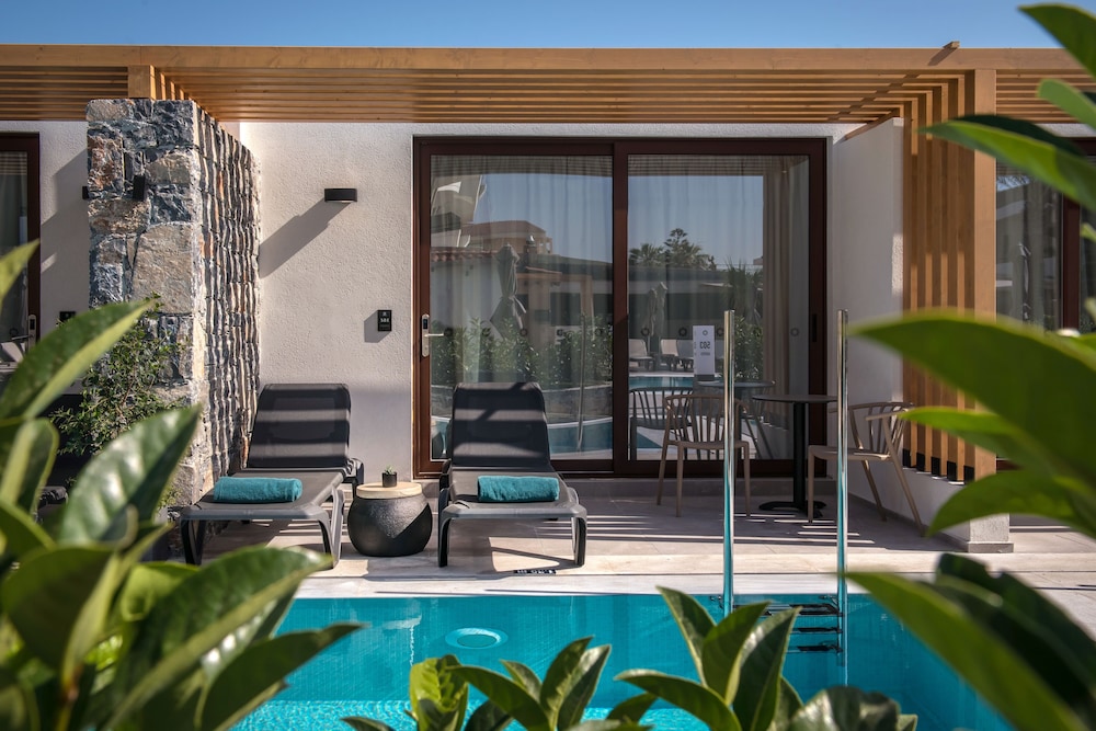 Petousis Hotel & Suites — Swimming pool in Gazi