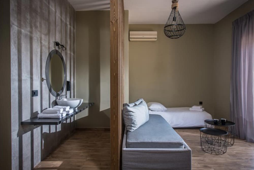 Petousis Hotel & Suites — Hotel rooms in Gazi
