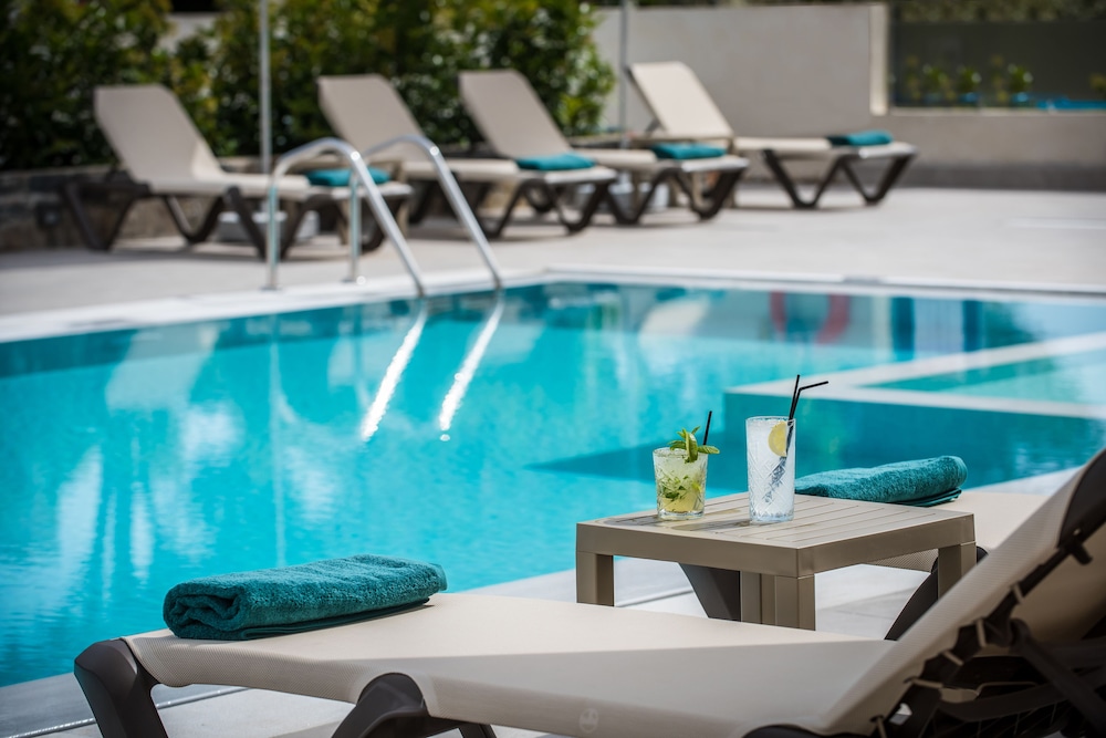 Petousis Hotel & Suites — Swimming pool in Gazi