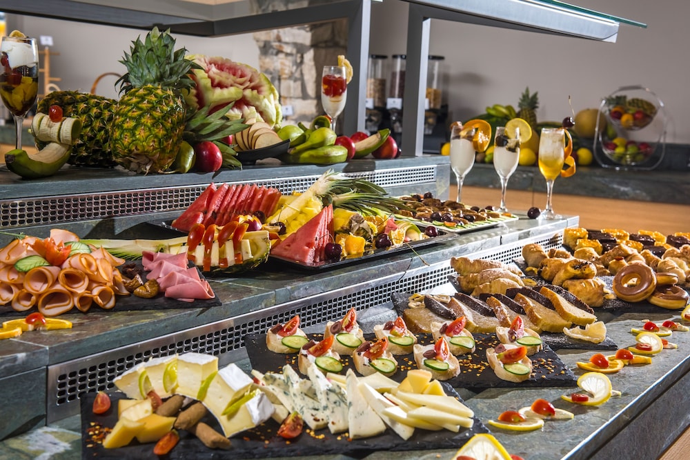 Petousis Hotel & Suites — Restaurant & bars in Gazi
