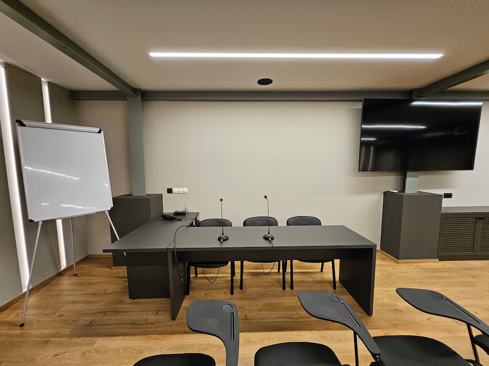 Petousis Hotel & Suites — Hotel building in Gazi
