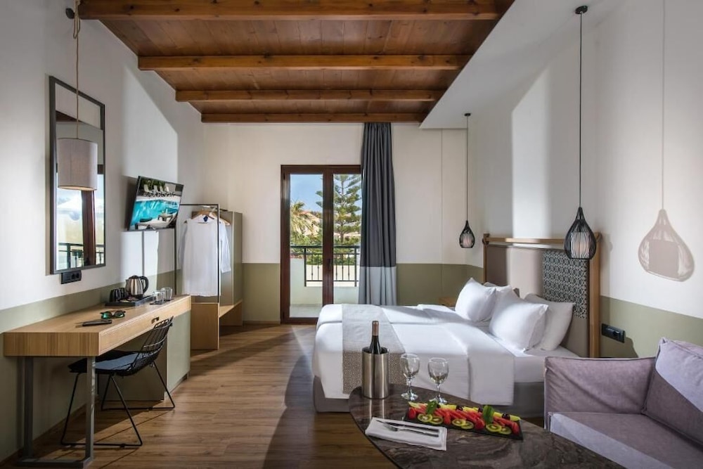 Petousis Hotel & Suites — Hotel rooms in Gazi
