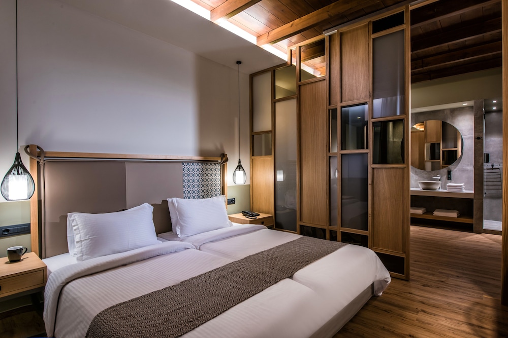 Petousis Hotel & Suites — Hotel rooms in Gazi