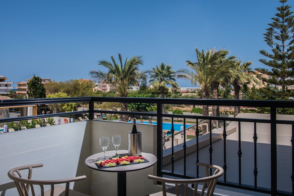 Petousis Hotel & Suites — Swimming pool in Gazi
