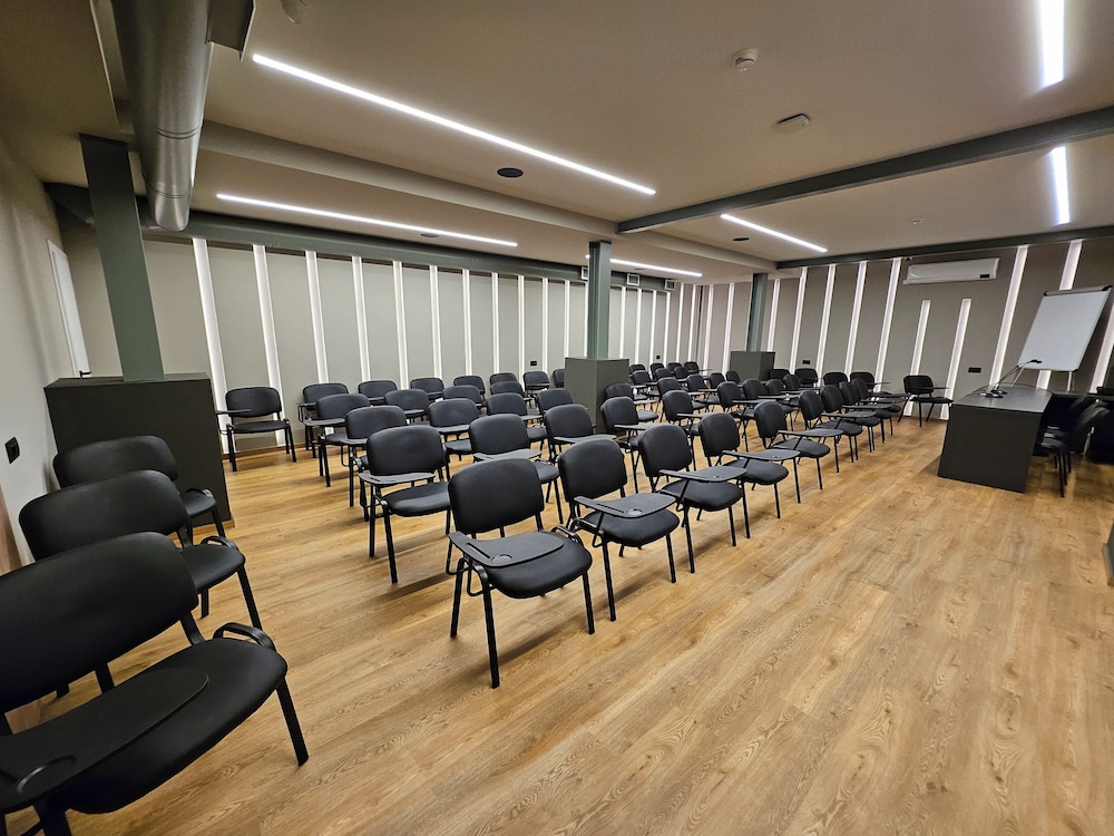 Petousis Hotel & Suites — Hotel building in Gazi