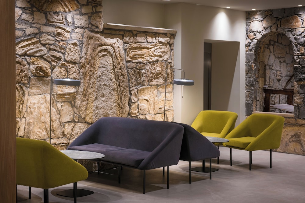 Petousis Hotel & Suites — Hotel building in Gazi