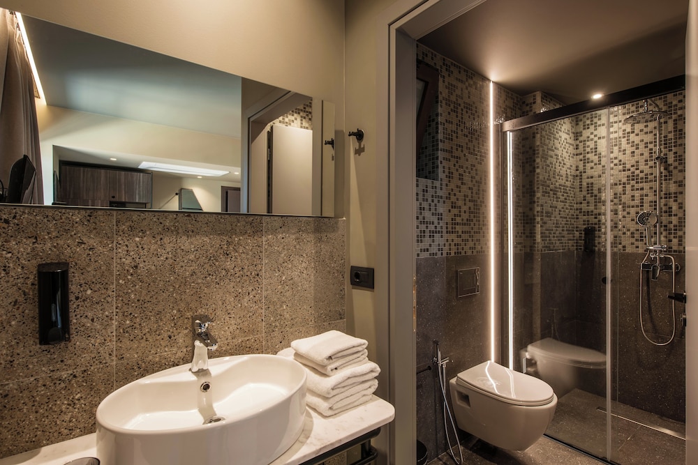 Petousis Hotel & Suites — Hotel rooms in Gazi