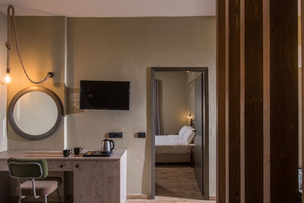 Petousis Hotel & Suites — Hotel rooms in Gazi
