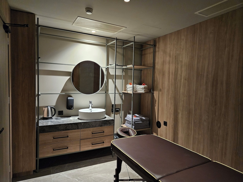 Petousis Hotel & Suites — Hotel rooms in Gazi
