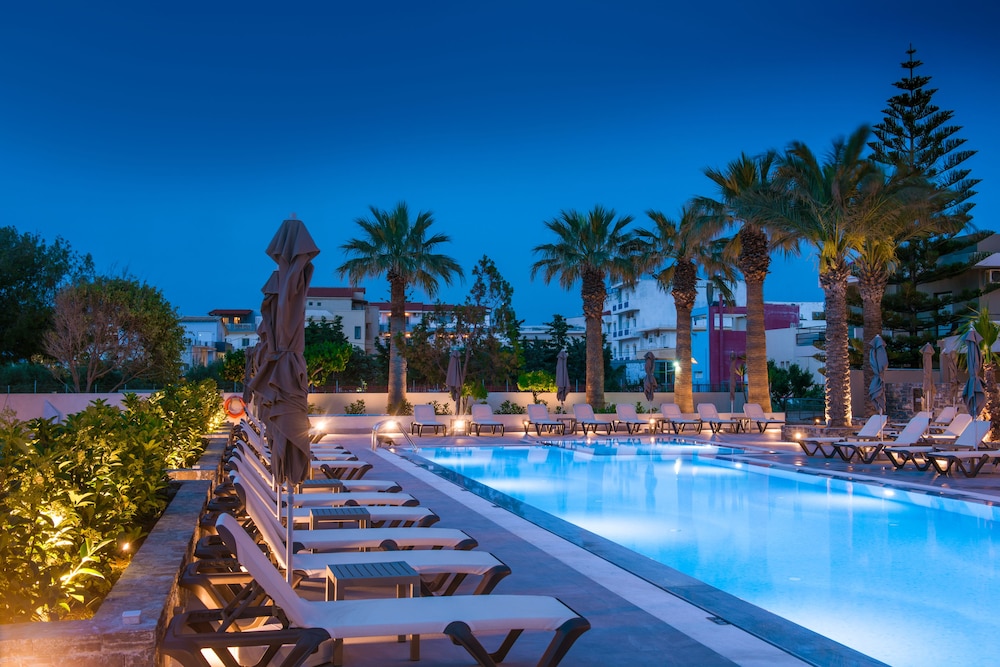Petousis Hotel & Suites — Swimming pool in Gazi