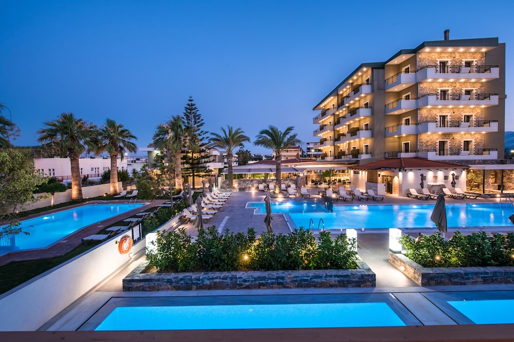 Petousis Hotel & Suites — Swimming pool in Gazi
