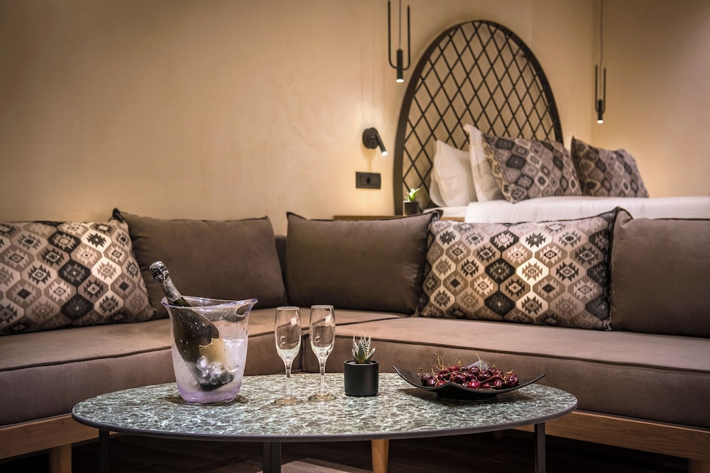 Petousis Hotel & Suites — Hotel rooms in Gazi