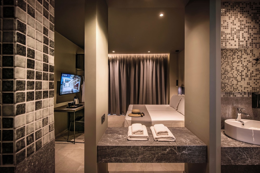 Petousis Hotel & Suites — Hotel rooms in Gazi
