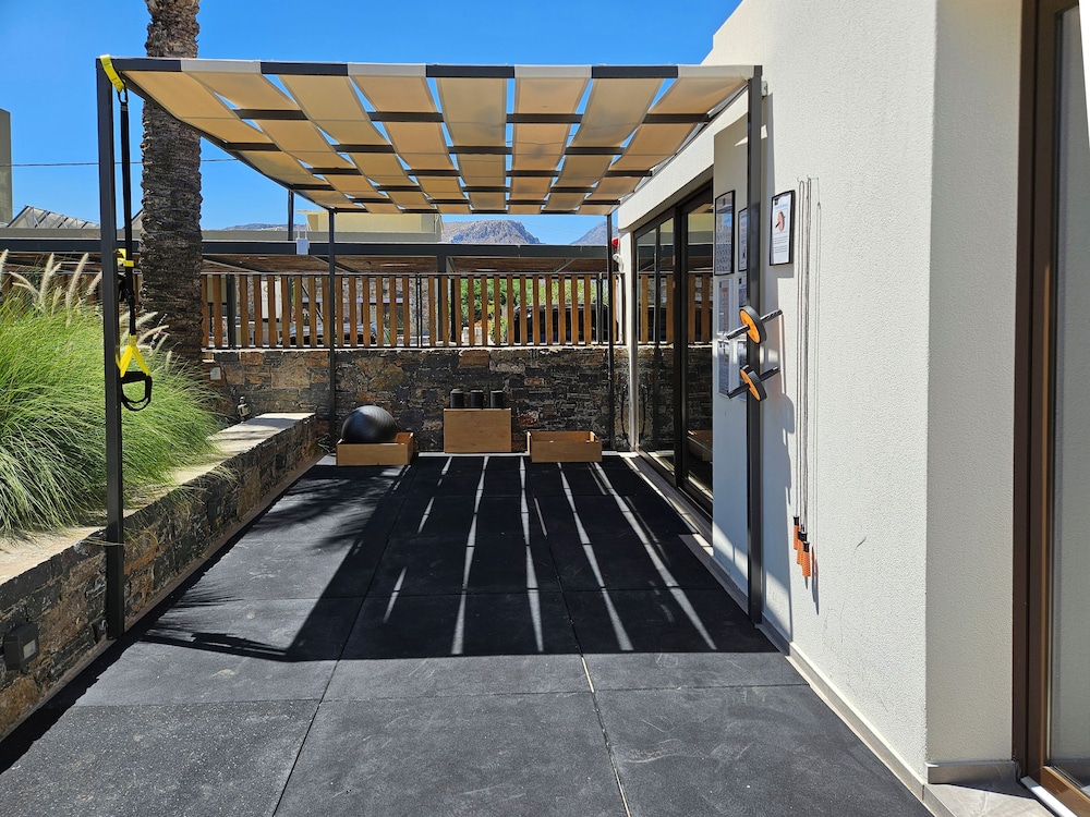 Petousis Hotel & Suites — Swimming pool in Gazi