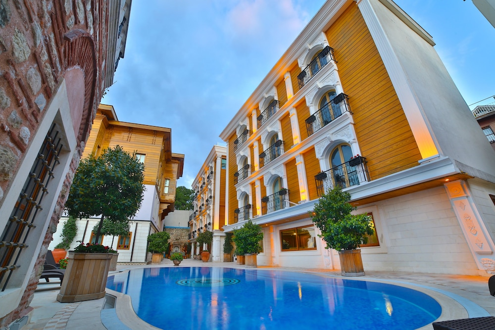 Seven Hills Palace & Spa — Hotel building in Istanbul, Istanbul