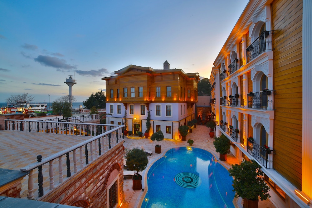 Seven Hills Palace & Spa — Swimming pool in Istanbul, Istanbul