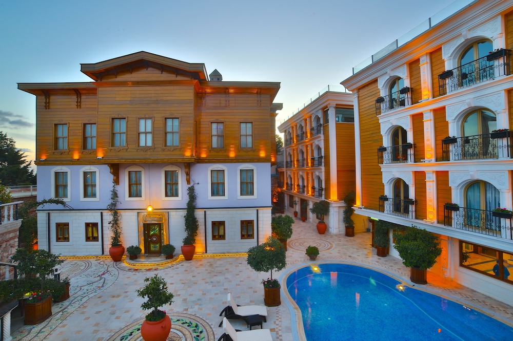 Seven Hills Palace & Spa — Hotel building in Istanbul, Istanbul