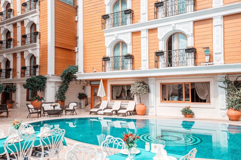 Seven Hills Palace & Spa — Swimming pool in Istanbul, Istanbul
