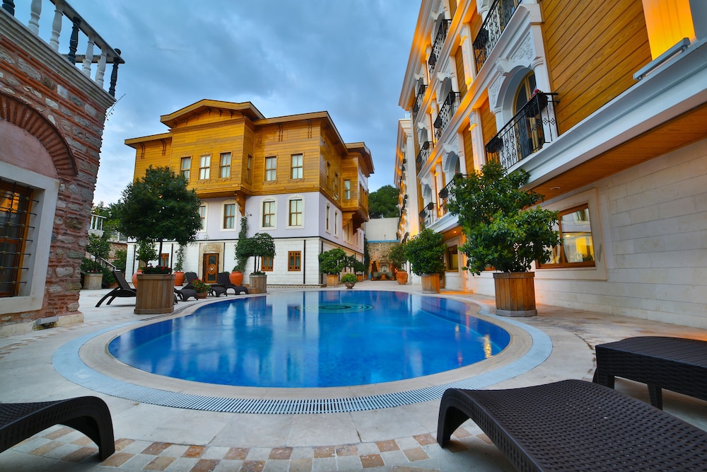 Seven Hills Palace & Spa — Swimming pool in Istanbul, Istanbul