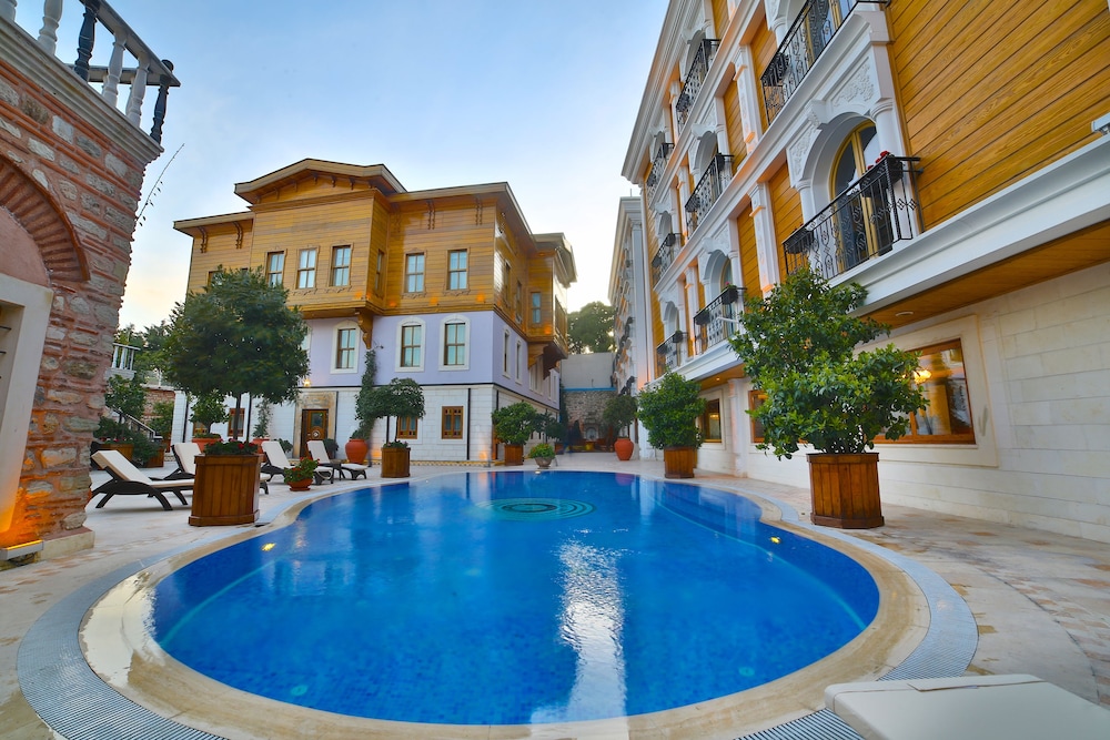 Seven Hills Palace & Spa — Swimming pool in Istanbul, Istanbul
