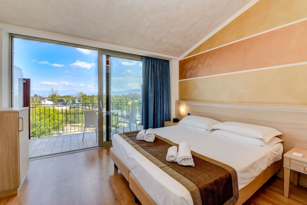 Hotel Rivus — Hotel rooms in Peschiera del Garda, Veneto