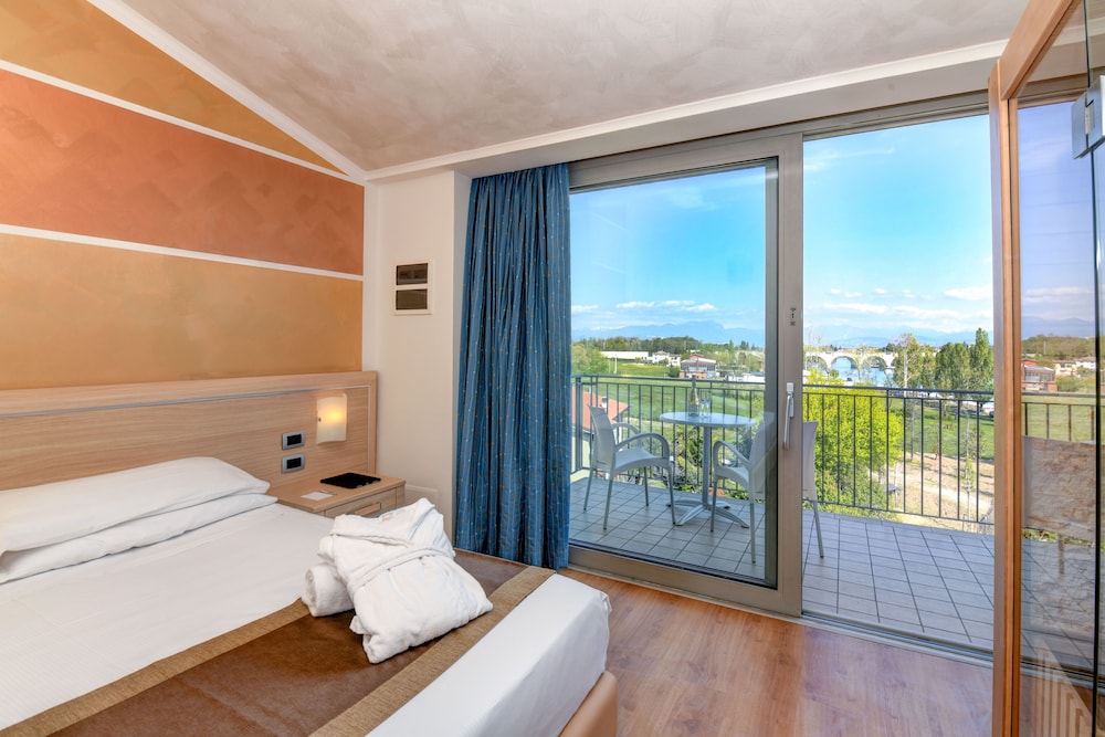 Hotel Rivus — Hotel rooms in Peschiera del Garda, Veneto