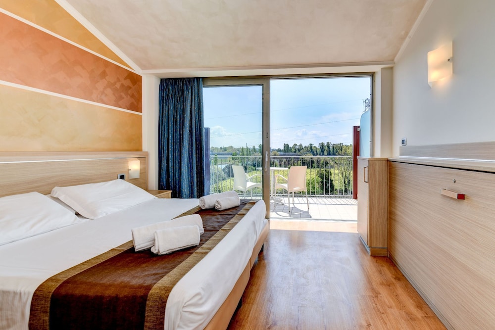 Hotel Rivus — Hotel rooms in Peschiera del Garda, Veneto