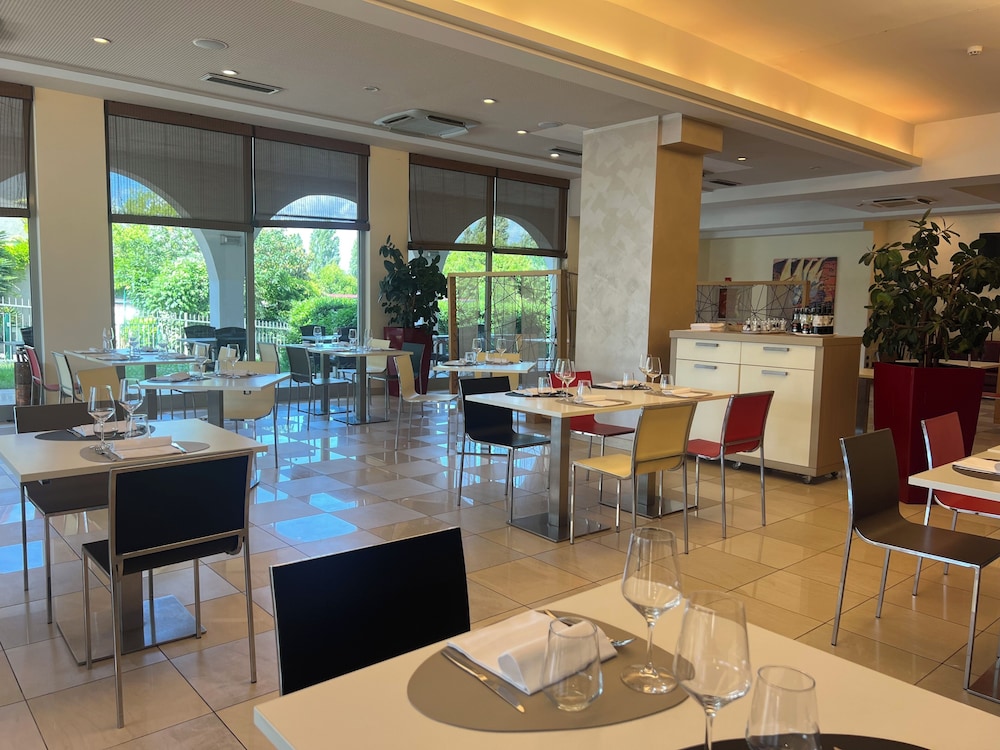 Hotel Rivus — Restaurant & bars in Peschiera del Garda, Veneto