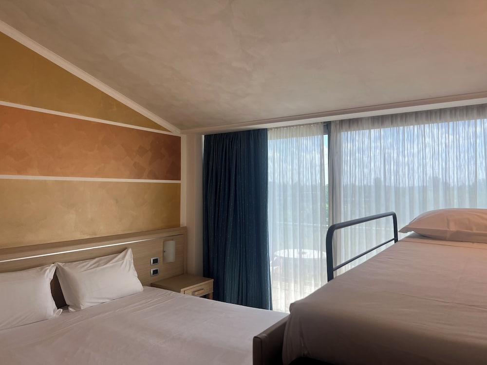 Hotel Rivus — Hotel rooms in Peschiera del Garda, Veneto
