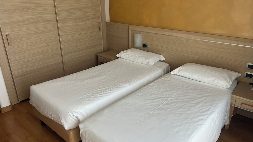 Hotel Rivus — Hotel rooms in Peschiera del Garda, Veneto