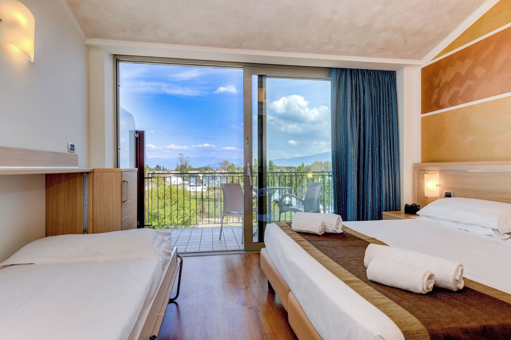 Hotel Rivus — Hotel rooms in Peschiera del Garda, Veneto