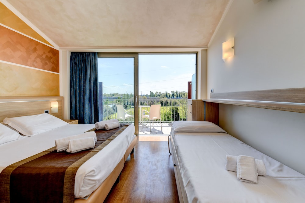 Hotel Rivus — Hotel rooms in Peschiera del Garda, Veneto