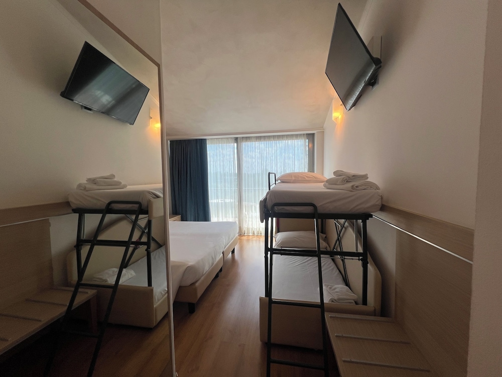 Hotel Rivus — Hotel rooms in Peschiera del Garda, Veneto